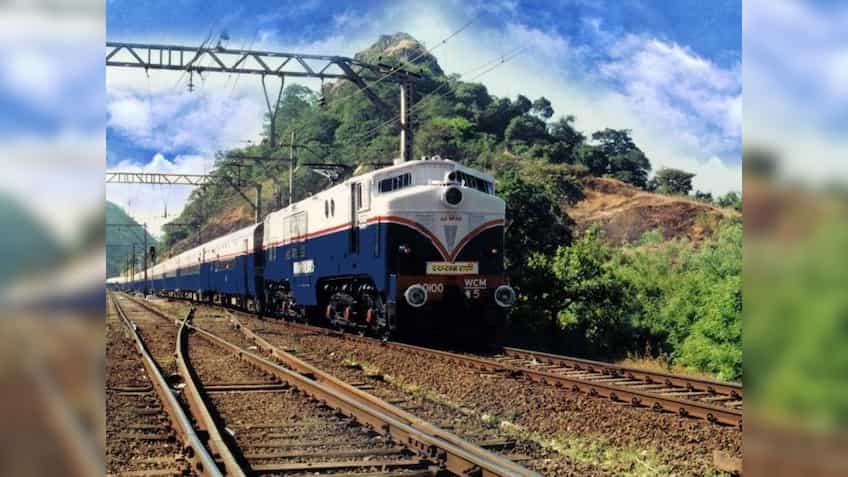 Deccan Queen: 93 साल की हो गई की ये ट्रेन, Indian Railways ने मनाया हैप्पी बर्थडे, काटा केक