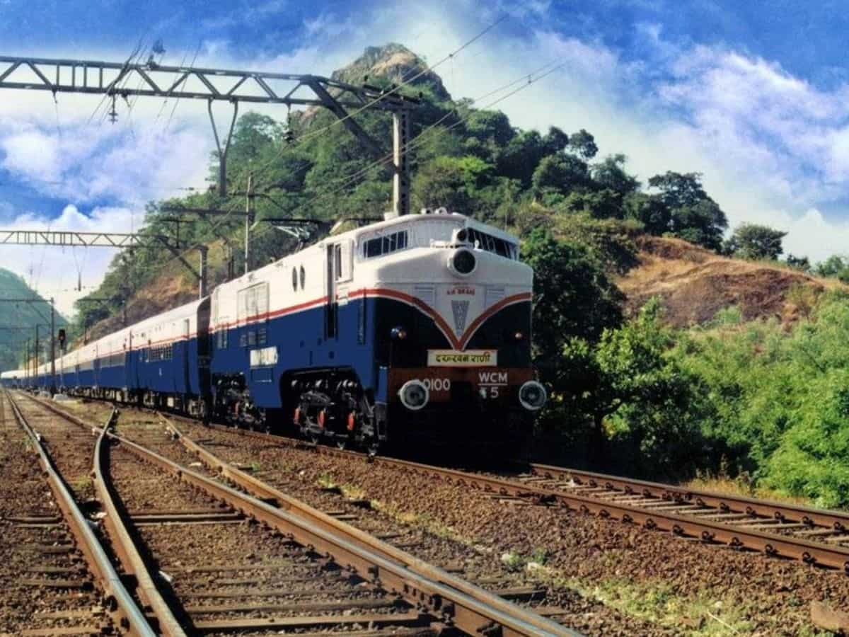 Deccan Queen: 93 साल की हो गई की ये ट्रेन, Indian Railways ने मनाया हैप्पी बर्थडे, काटा केक