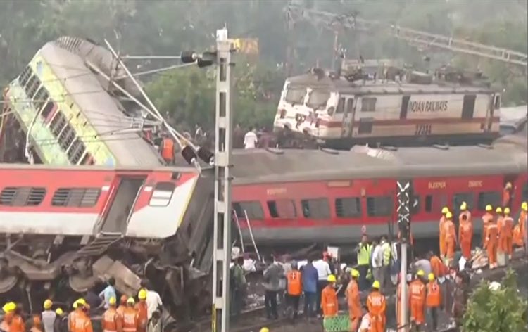 Coromandel Express Train Accident: ओडिशा रेल हादसे के बाद 43 ट्रेनें रद्द, 38 के रूट बदले गए, एक दिन का राजकीय शोक
