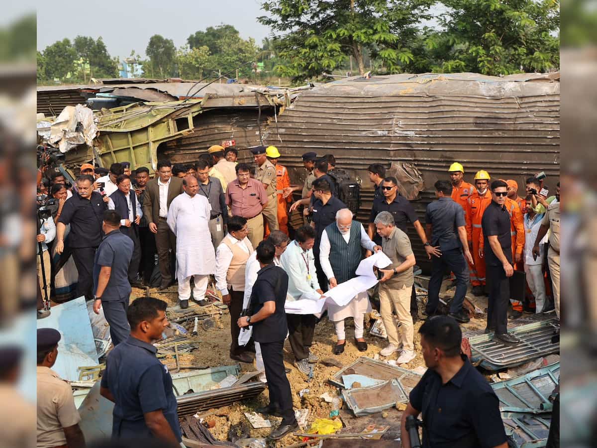 PM Balasore Train Accident: ओडिशा में ट्रेन दुर्घटना स्थल पर पहुंचे PM मोदी, अस्पताल जाकर घायलों का लेंगे जायजा