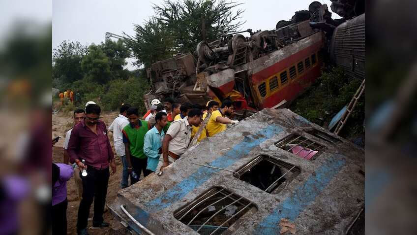 किस्मत से ऐसे बची थी गार्ड की जान, लोको ड्राइवर और TTE ने बताया हादसे के बाद का खौफनाक मंजर