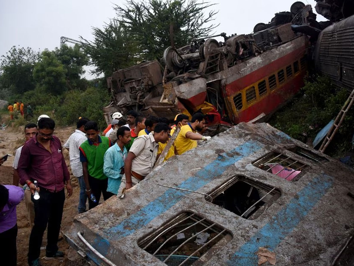 किस्मत से ऐसे बची थी गार्ड की जान, लोको ड्राइवर और TTE ने बताया हादसे के बाद का खौफनाक मंजर