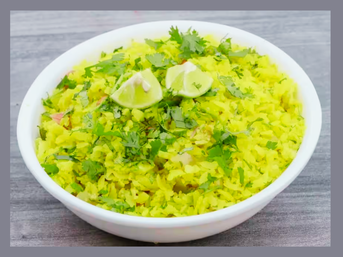 कभी महाराष्ट्र और मारवाड़ी लोगों का पारंपरिक व्यंजन था पोहा, फिर कैसे बन गया इंदौर की शान, पढ़िए इंदौरी पोहे की कहानी