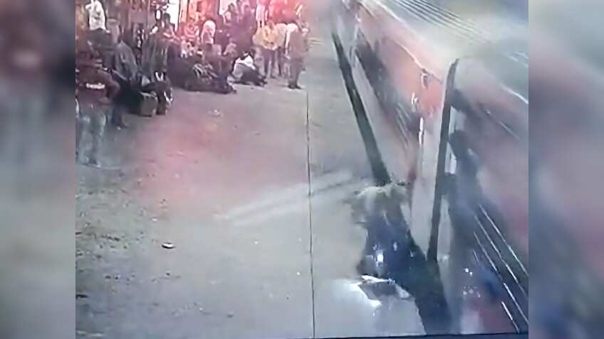 चलती ट्रेन के नीचे जा गिरी महिला, फरिश्ता बनकर RPF जवान ने बचाई जान, देखें CCTV फुटेज