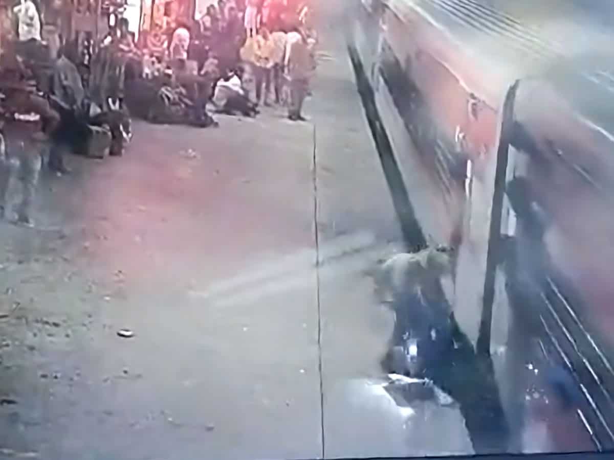 चलती ट्रेन के नीचे जा गिरी महिला, फरिश्ता बनकर RPF जवान ने बचाई जान, देखें CCTV फुटेज