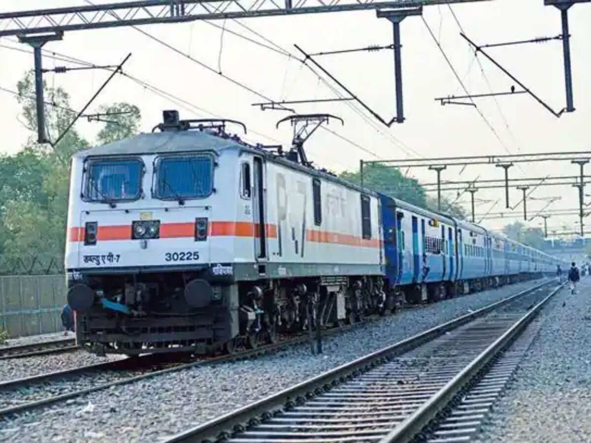 Train Cancellation: अगले दो दिन रद्द रहेंगी 32 ट्रेनें, इन राज्यों में जाने वाले यात्रियों को होगी परेशानी, चेक करें लिस्ट