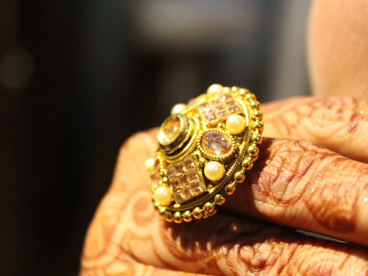 Gold Silver Price Today: सोना आज ₹150 हुआ महंगा, चांदी भी करीब ₹400 महंगी हुई; जानें ताजा रेट्स