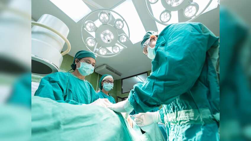 NMC New Guidelines For MBBS: एमबीबीएस कोर्स के नियमों में हुआ बड़ा बदलाव, अब 9 साल में पूरा करना होगा कोर्स