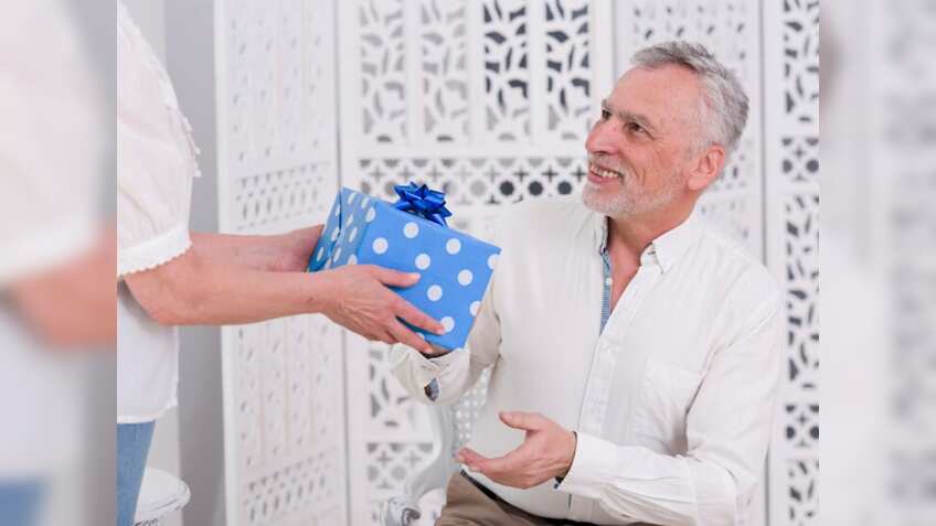 Father’s Day: पापा हो चुके हैं रिटायर, तो इस फादर्स डे पर दें उन्‍हें ये 4 तोहफे, बहुत काम आएंगे