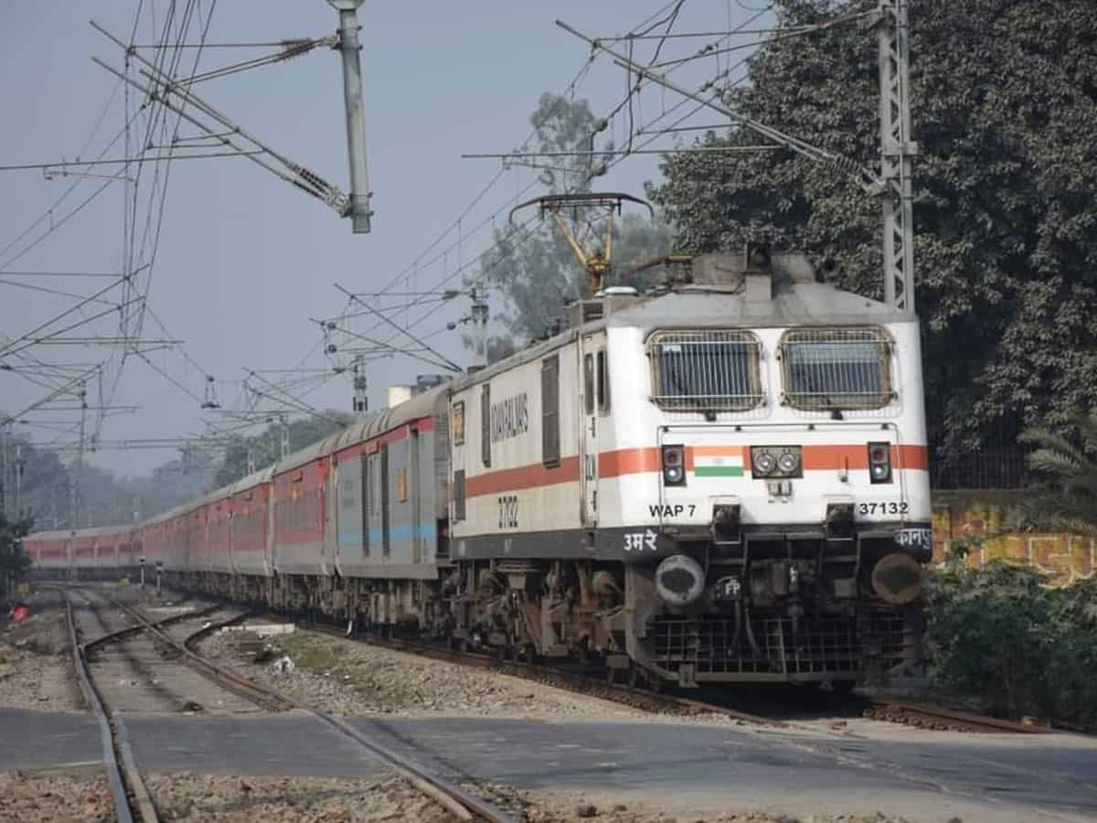 Train Cancellation: राजस्थान की इन ट्रेनों पर बिपरजॉय का साया, इन गाड़ियों का रूट्स डायवर्ट, कई रद्द 
