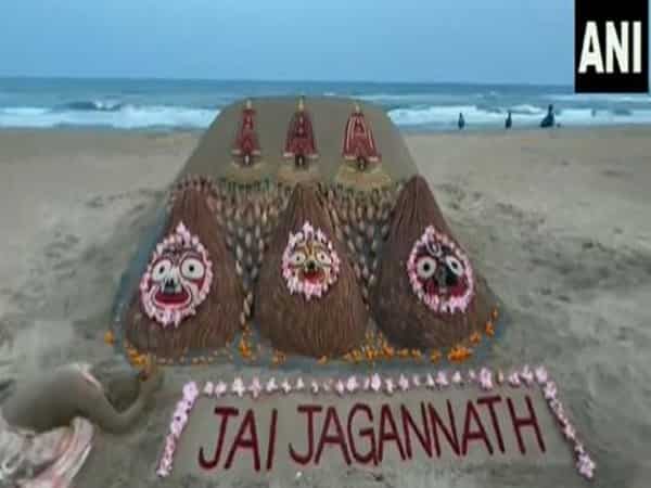 250 नारियल से पुरी समुद्र तट पर बनाई भगवान जगन्‍नाथ की रेत कला