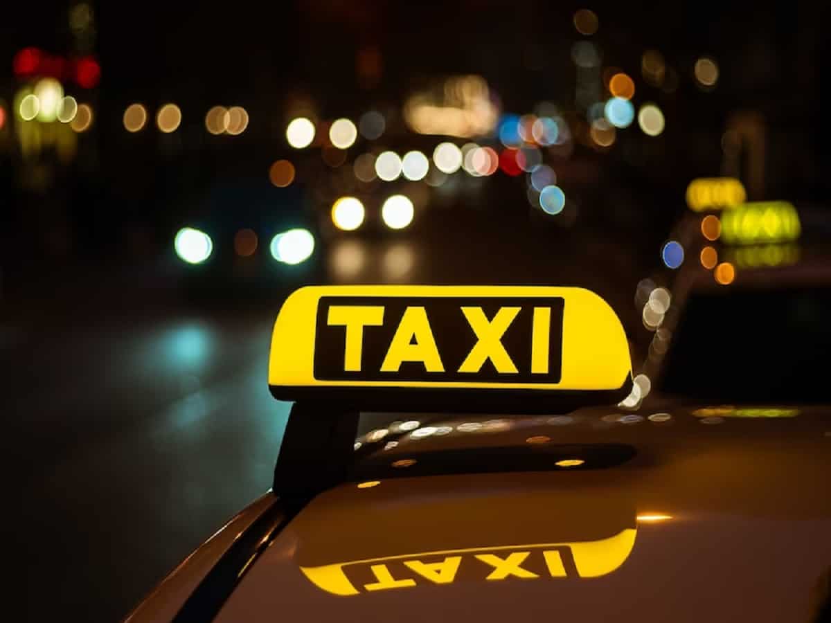 दिल्ली सरकार ने टैक्सी चालकों को दी बड़ी राहत, CNG से चलने वाली टैक्सियों की वैधता 15 साल बढ़ाई