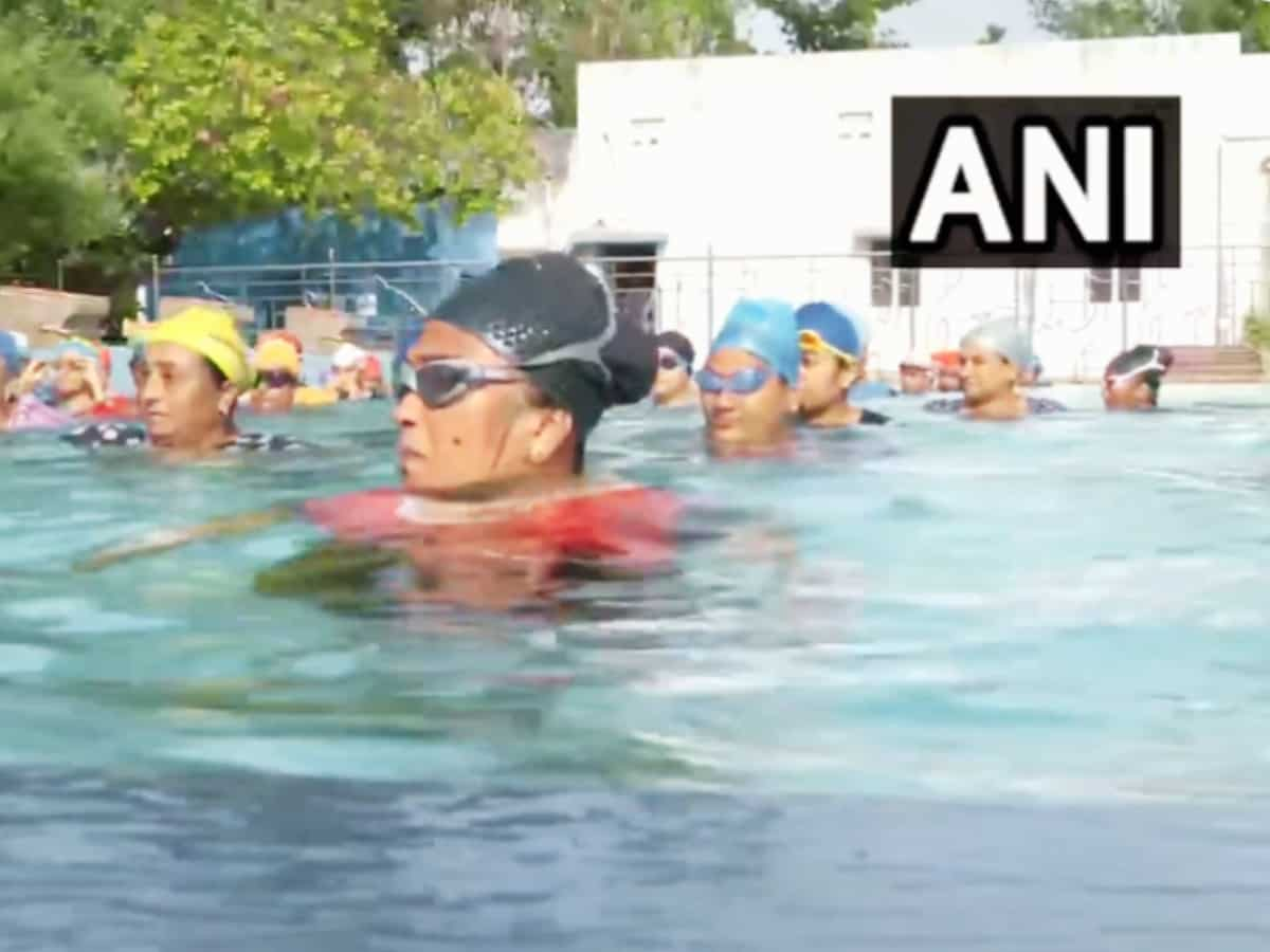 International Yoga Day 2023: गुजरात के राजकोट में लोगों ने किया जल योग, जानिए ये होता क्‍या है और इसके क्‍या फायदे हैं