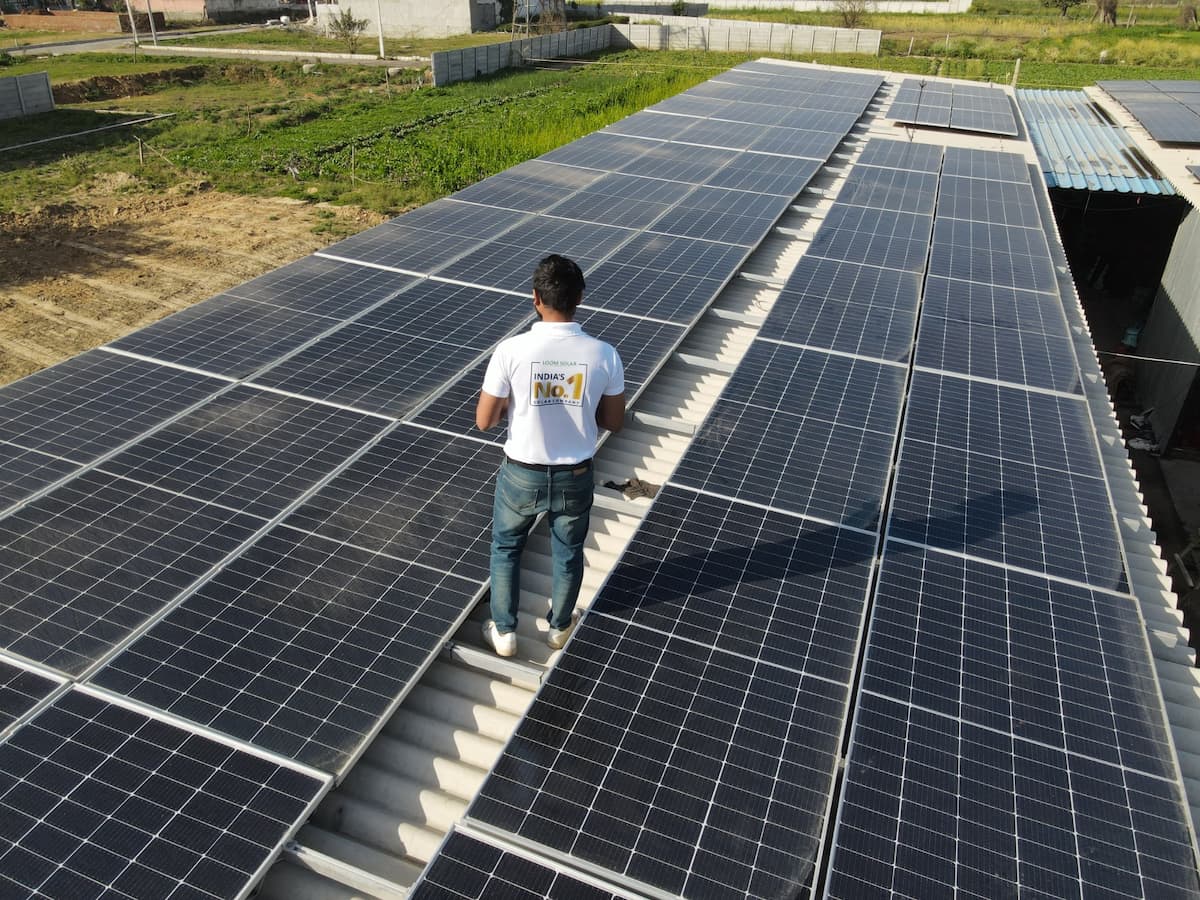 बढ़ती गर्मी में होने लगी है बिजली कटौती? जानिए सौर ऊर्जा अपनाकर कैसे बचा सकते हैं ढेर सारे पैसे