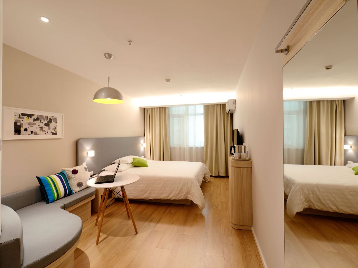 फाइव स्टार होटल में 2 साल रहा गेस्ट, वो भी बिल्कुल मुफ्त, आखिर कैसे लगा Roseate House को ₹50 लाख का चूना?