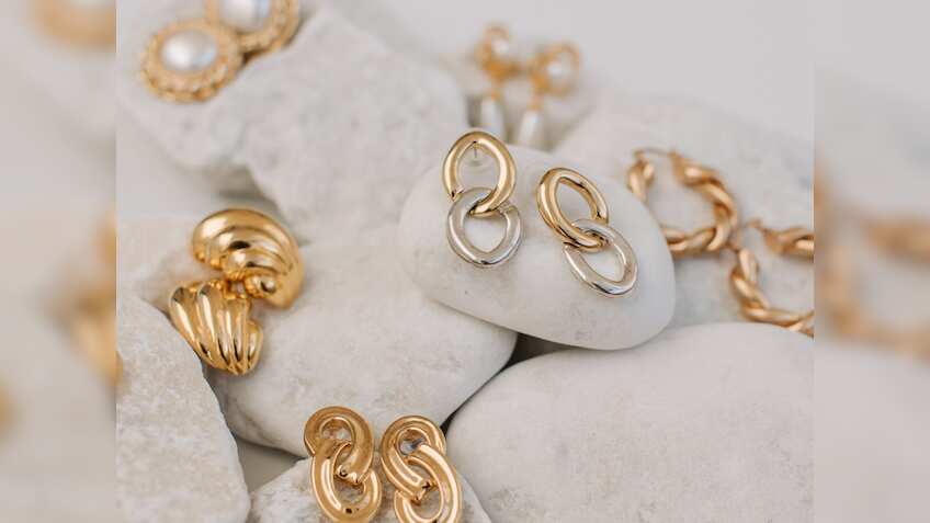 फिर सस्ता हुआ सोना, 3 दिनों में गोल्ड-सिल्वर 2500 रुपए तक फिसली; जानें दिल्ली में सोने का ताजा भाव