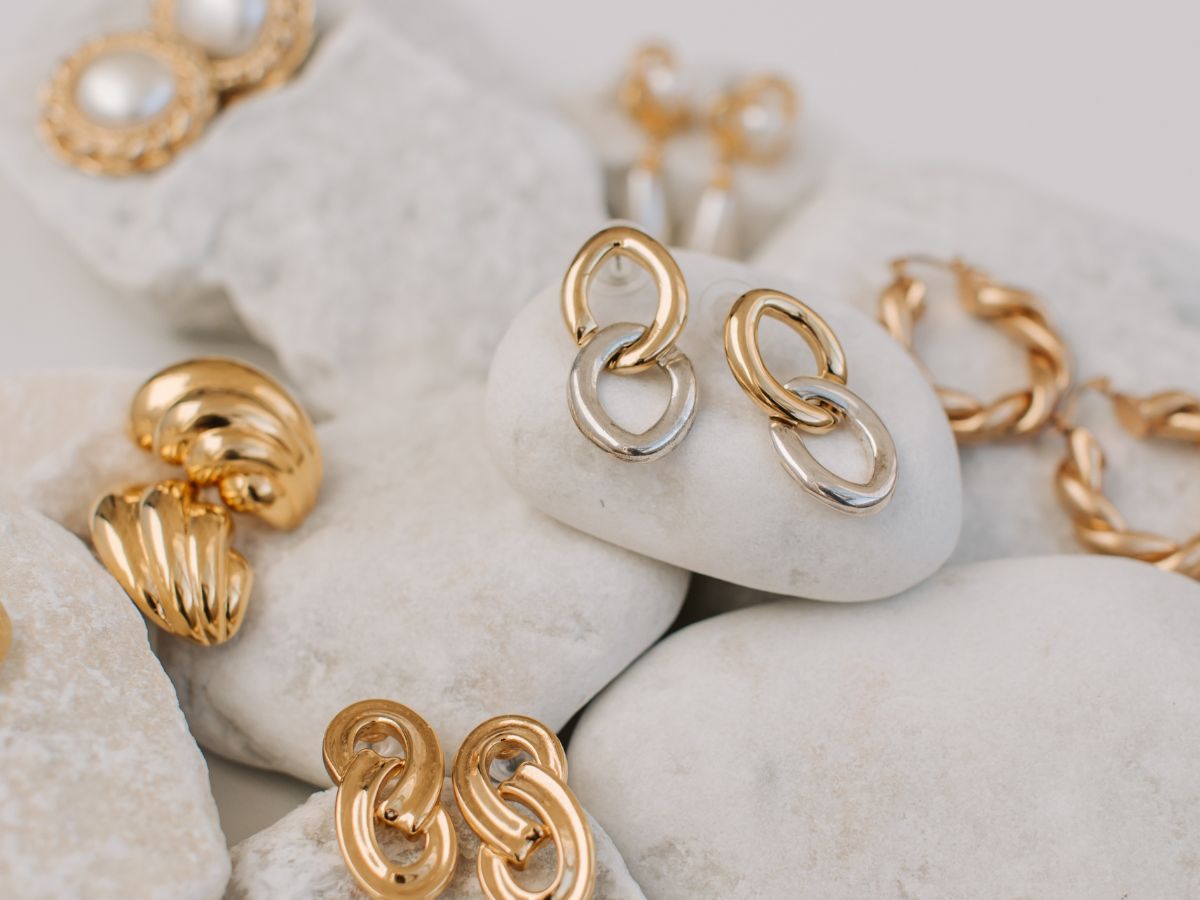 फिर सस्ता हुआ सोना, 3 दिनों में गोल्ड-सिल्वर 2500 रुपए तक फिसली; जानें दिल्ली में सोने का ताजा भाव