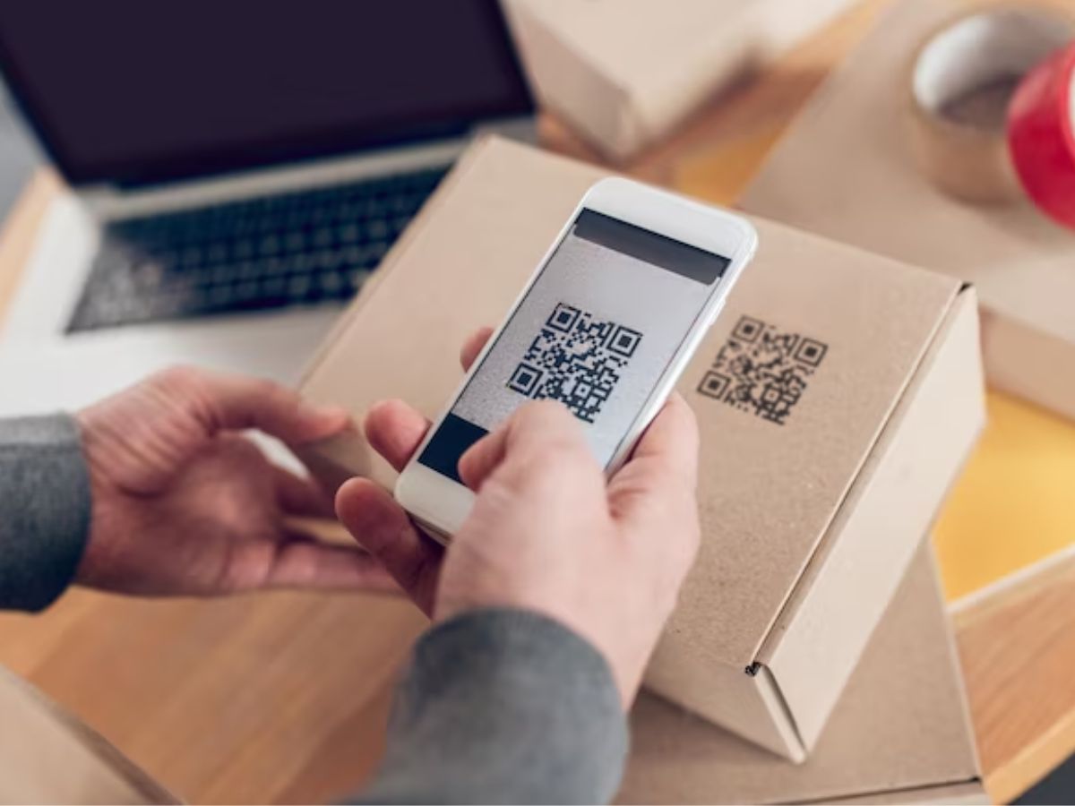 QR Code करेगा कमाल! छोटे पैकेट पर भी मिलेगी प्रॉडक्ट की पूरी जानकारी, इलेक्ट्रॉनिक्स खरीदने से पहले जान लें नया नियम