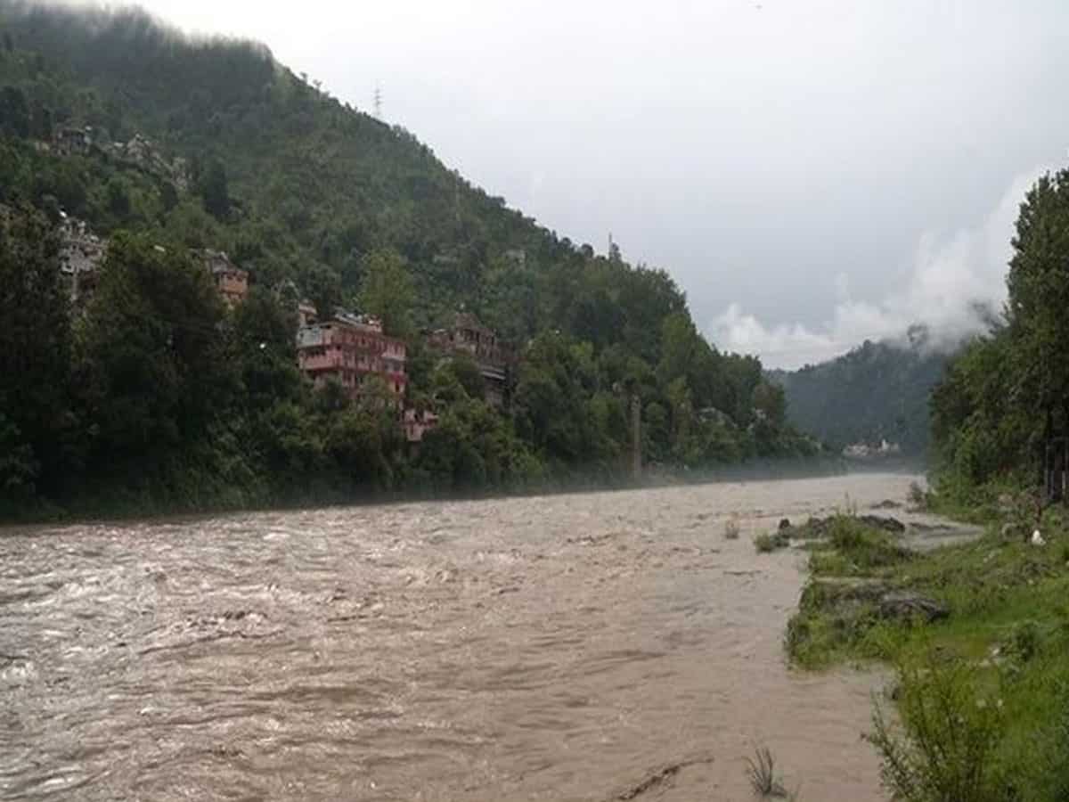 हिमाचल प्रदेश में अगले पांच दिन तक भारी बारिश का अलर्ट, इन जिलों में मंडरा रहा है बाढ़ का खतरा