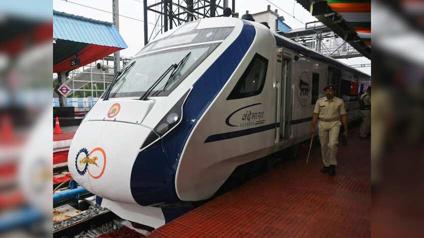 PM Narendra Modi ने दिखाई 5 नई Vande Bharat Trains को हरी झंडी, किराए से लेकर Schedule तक, यहां मिलेगी सारी जानकारी