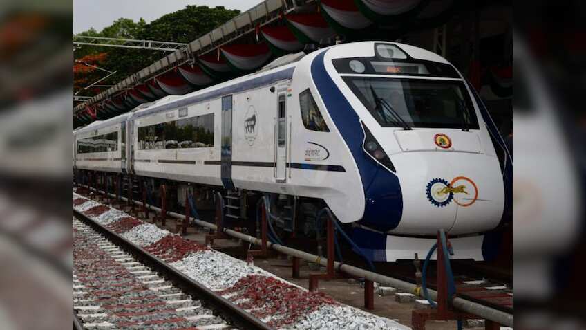 Vande Bharat Sleeper Train पर रेलमंत्री के इस ऐलान को सुनकर खुशी से झूम उठेंगे आप, जानिए ट्रैक पर कब आएगी ट्रेन?