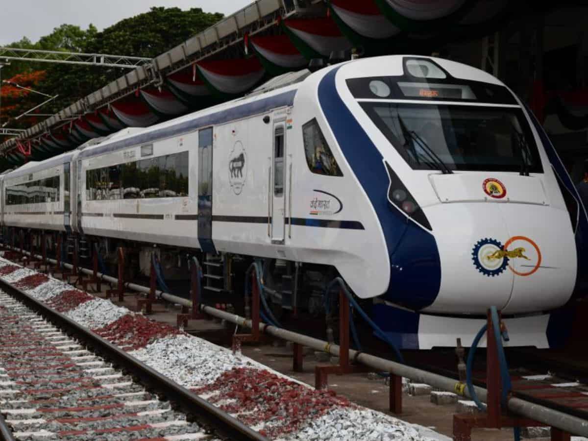 Vande Bharat Sleeper Train पर रेलमंत्री के इस ऐलान को सुनकर खुशी से झूम उठेंगे आप, जानिए ट्रैक पर कब आएगी ट्रेन?