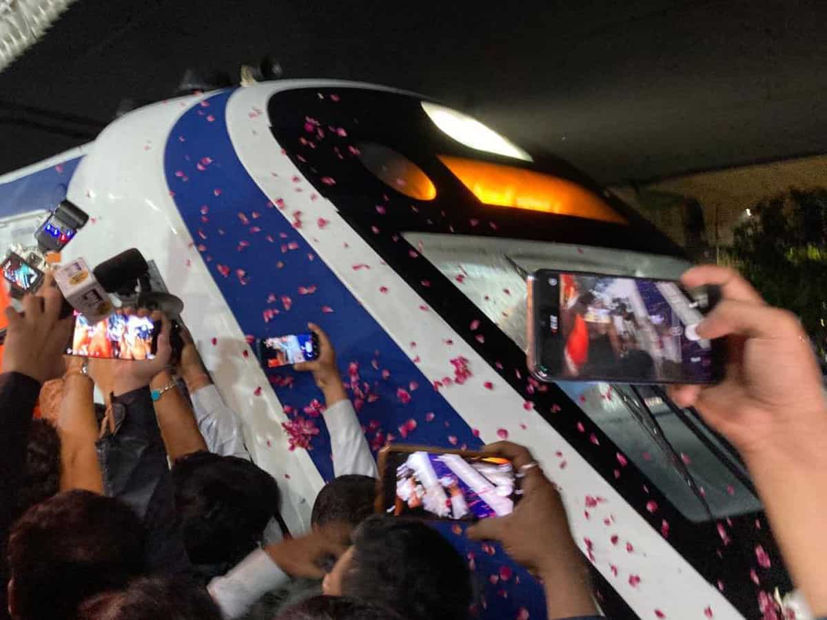 पटरी पर दौड़ते ही इस वंदे भारत ट्रेन ने कर डाली बंपर कमाई, गणेश चतुर्थी में सीटों के लिए हो रही मारामारी