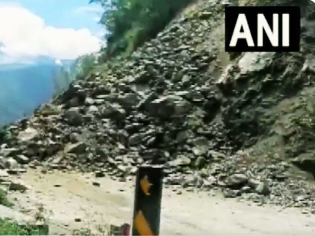 Landslide के चलते ब्‍लॉक हुआ बद्रीनाथ का NH-7 मार्ग, बद्रीनाथ और हेमकुंड जाने वाले यात्री फंसे