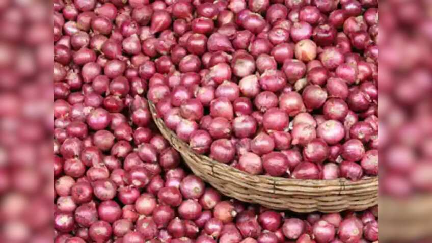 तड़का लगाना पड़ेगा महंगा! टमाटर के बाद अब प्याज का भाव भी छू रहा आसमान, मंडी में बेतहाशा भाग रही कीमतें