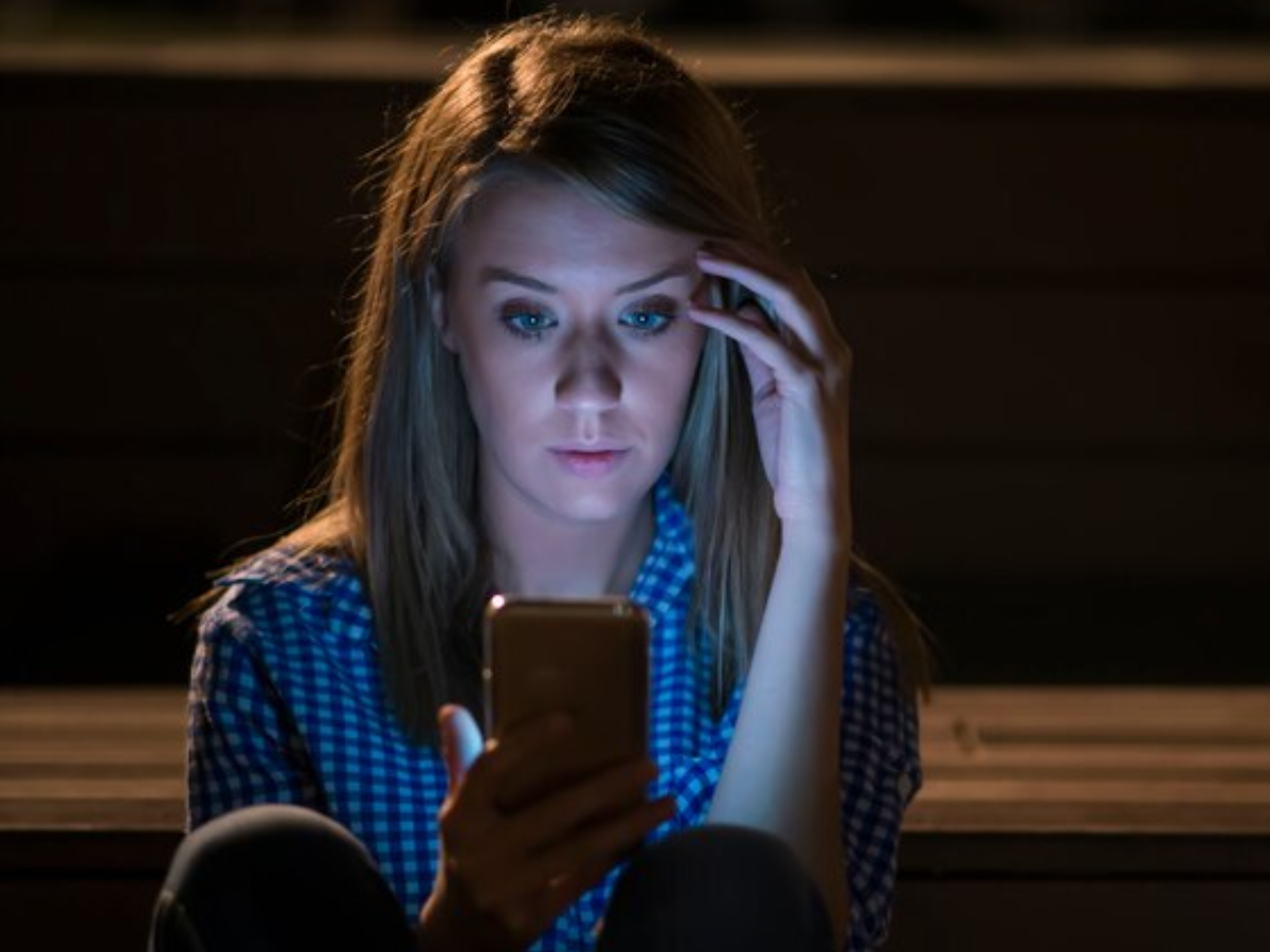 Nomophobia: मोबाइल में जुटे रहने की आदत कहीं आपको नोमोफोबिया का शिकार न बना दे, ये लक्षण दिखते ही हो जाएं अलर्ट