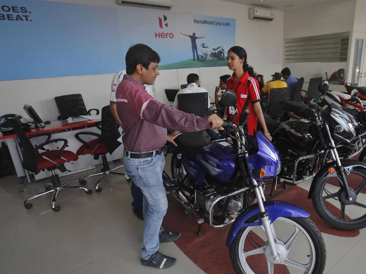 Hero Moto Corp ने ग्राहकों को दिया झटका, डेढ़ फीसदी तक बढ़ाए टू व्हीलर्स के दाम, जानिए कब से होंगे लागू