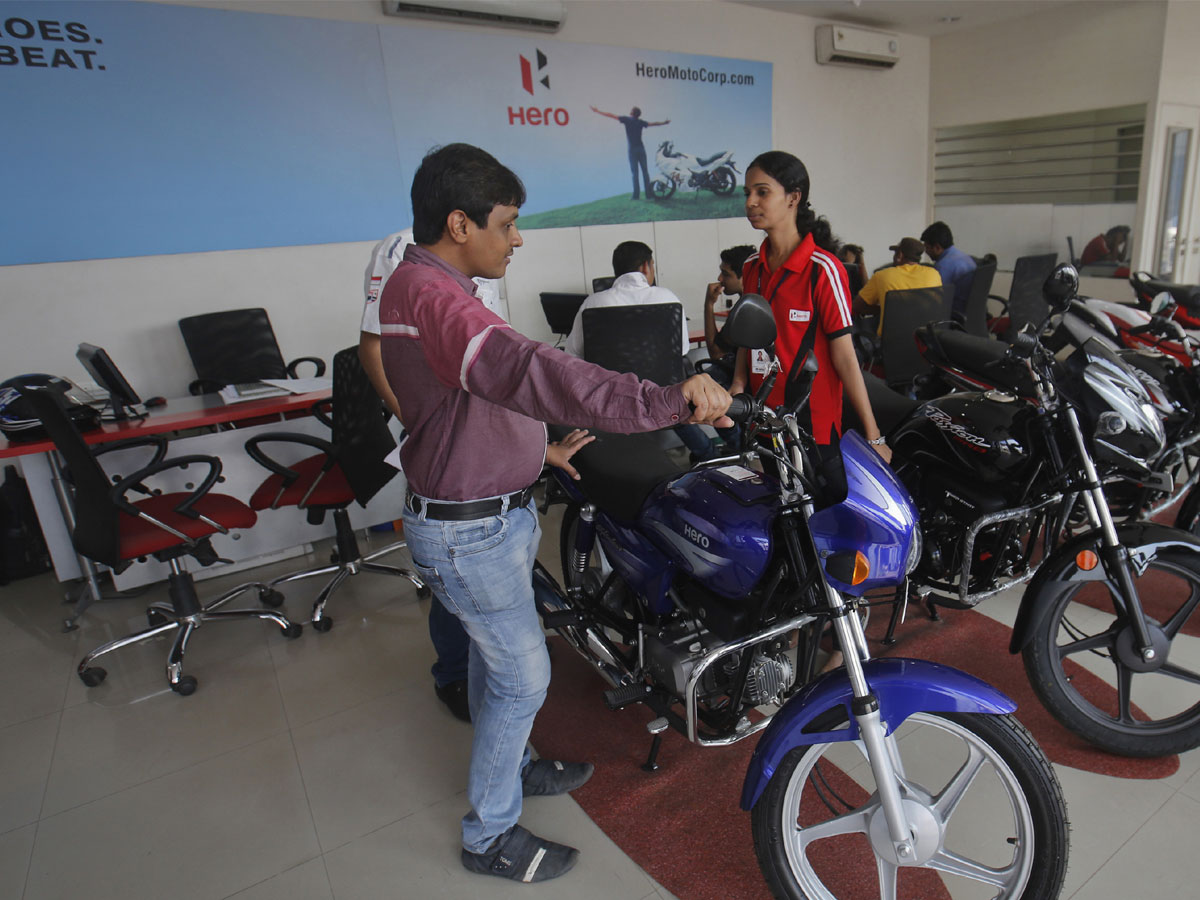 Hero Moto Corp ने ग्राहकों को दिया झटका, डेढ़ फीसदी तक बढ़ाए टू व्हीलर्स के दाम, जानिए कब से होंगे लागू