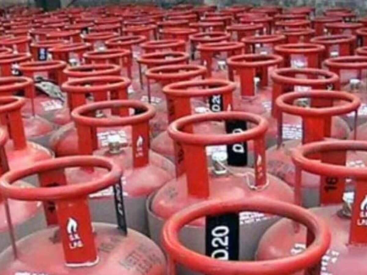 LPG Price: एलपीजी सिलेंडर के नए रेट जारी; एयरलाइंस को  ATF पर झटका, महंगा हो गया तेल, देखें डीटेल