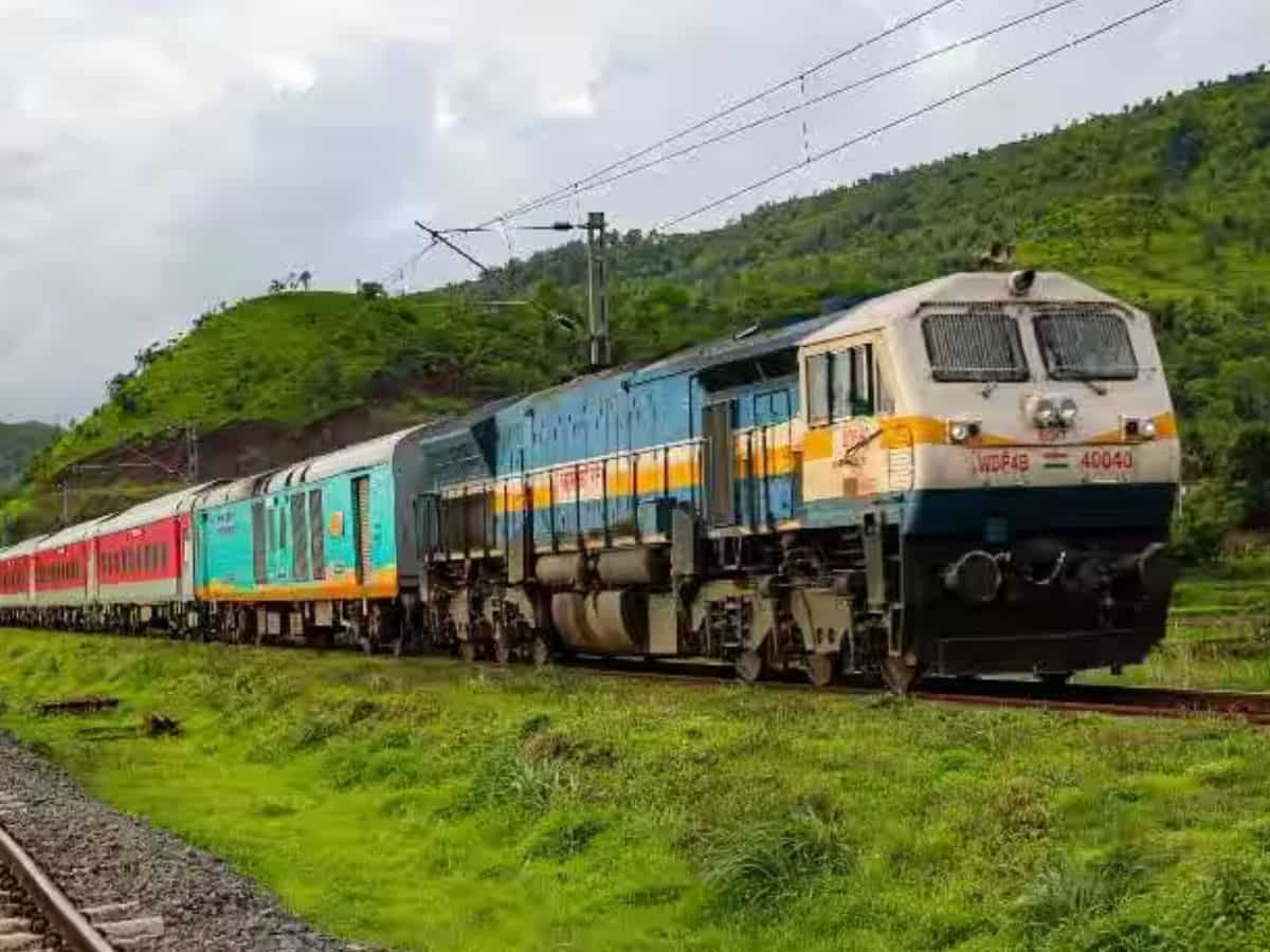 Train Cancelled: गुजरात जाने वाले पैसेंजर्स के लिए बुरी खबर, कल कैंसिल रहेंगी ये ट्रेनें, यहां मिलेगी पूरी जानकारी