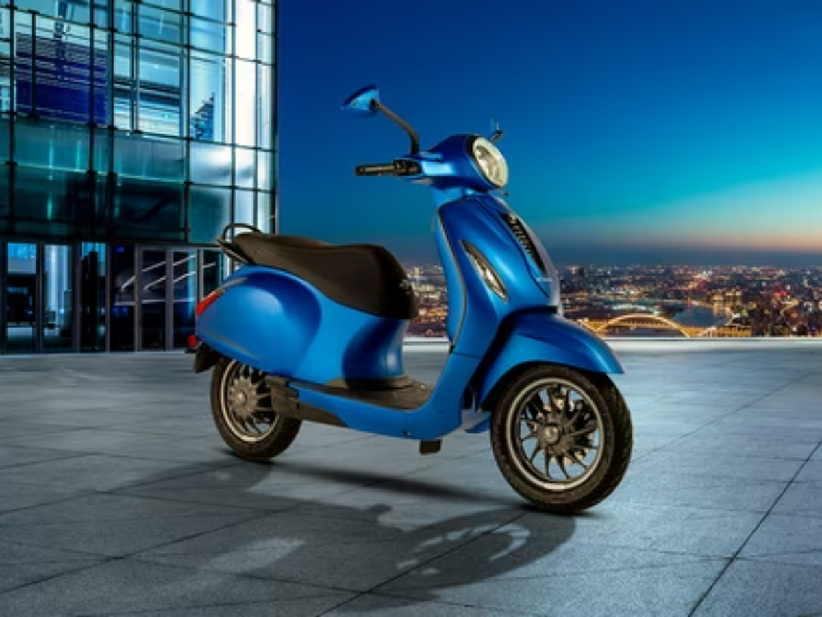 Chetak EV à¤à¥ लà¥à¤à¥à¤ नॠà¤à¤¿à¤¯à¤¾ à¤à¤¾à¤«à¥ पसà¤à¤¦; बà¥à¤¤à¥ साल à¤à¥ मà¥à¤à¤¾à¤¬à¤²à¥ 4 à¤à¥à¤¨à¤¾ बढ़ॠSales, यॠरहॠवà¤à¤¹