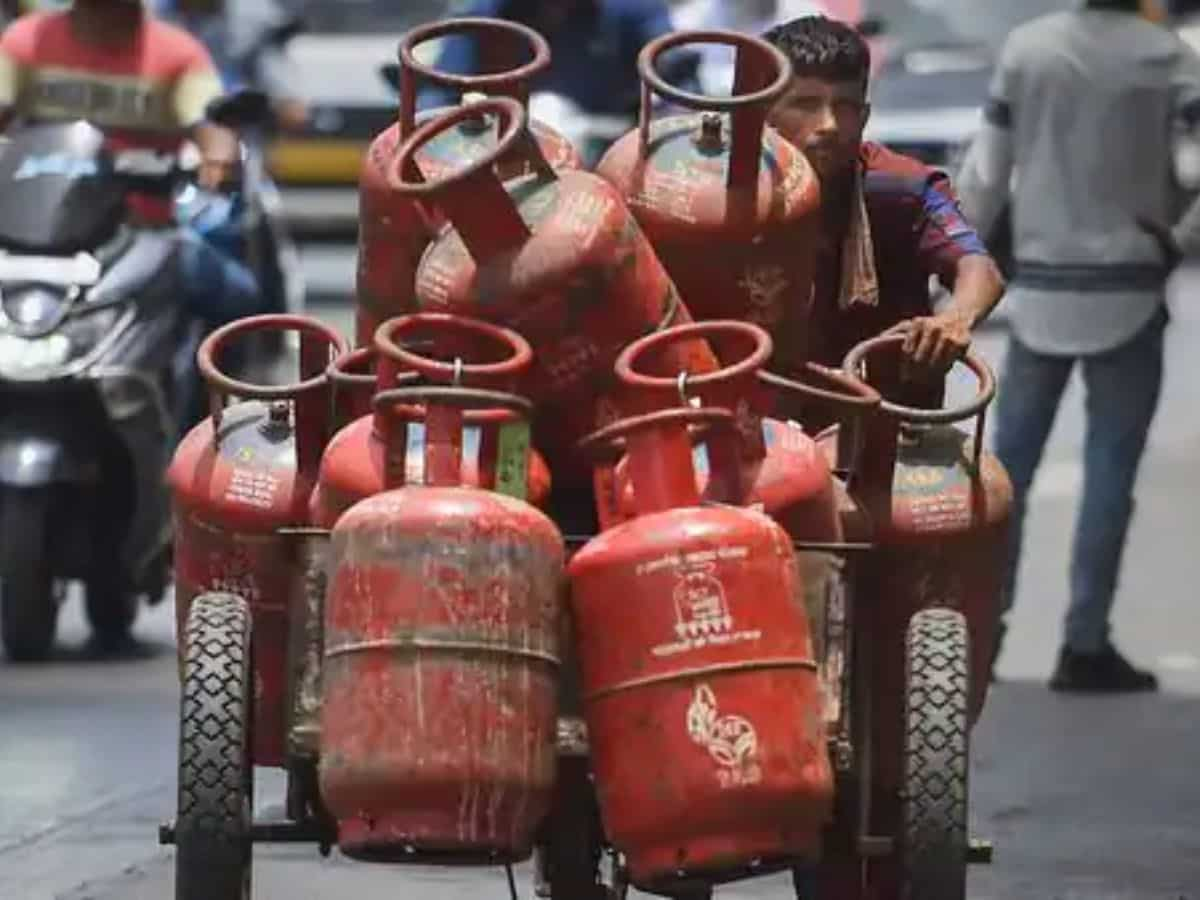 LPG Cylinder Price Hiked: एलपीजी सिलेंडर के दाम पर लगा झटका, तेल कंपनियों ने बढ़ा दी कीमतें; चेक करें नए रेट