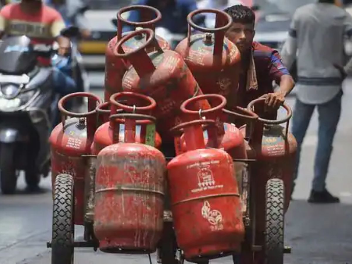 LPG Cylinder Price Hiked: एलपीजी सिलेंडर के दाम पर लगा झटका, तेल कंपनियों ने बढ़ा दी कीमतें; चेक करें नए रेट | Zee Business Hindi