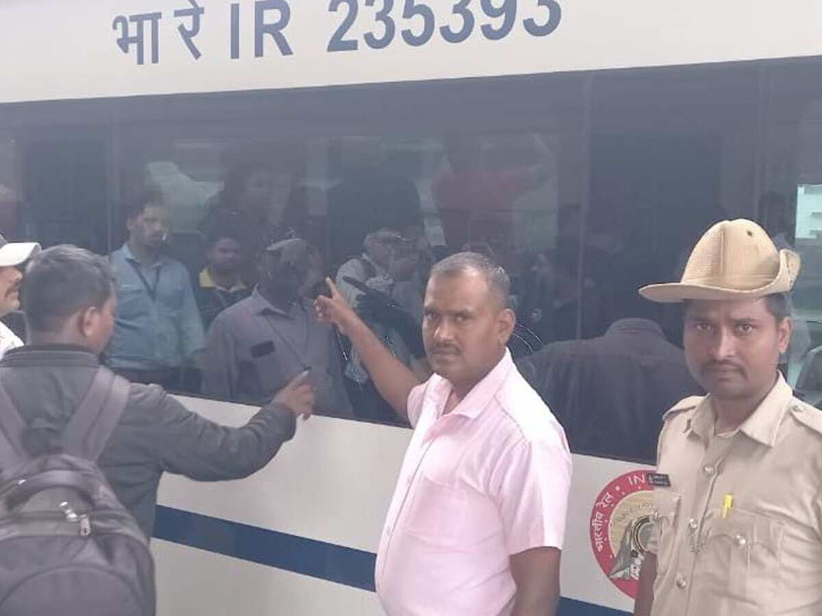 कर्नाटक में चार दिन में दूसरी बार वंदे भारत एक्सप्रेस पर चले पत्थर, धारवाड़-बेंगलुरु ट्रेन का टूटा शीशा