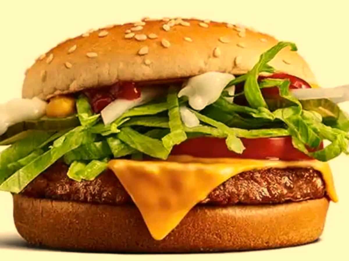 Tomato Price Hike: घर की रसोई के बाद McDonalds के बर्गर से गायब हुआ टमाटर, कंपनी ने बताई ये वजह