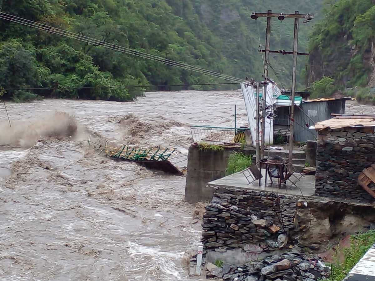 Himachal Pradesh Rains: मंडी में बहा ब्रिज, नदीं में समाया मंदिर, स्कूलों में दो दिन की छुट्टी घोषित