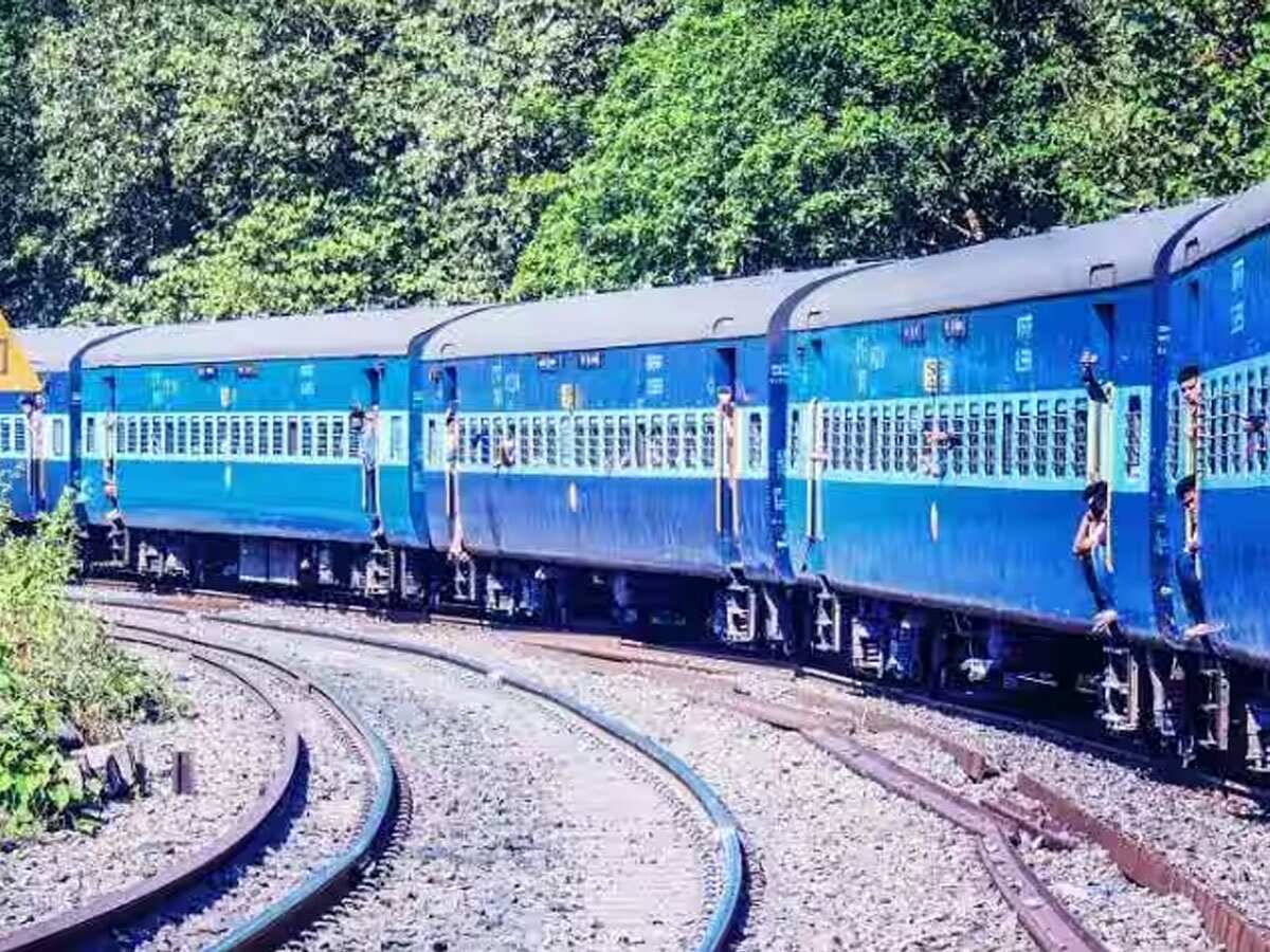 यात्रीगण ध्यान दें! हिमाचल प्रदेश में भारी बारिश का कहर, शिमला-काल्का रूट की सभी ट्रेनें रद्द