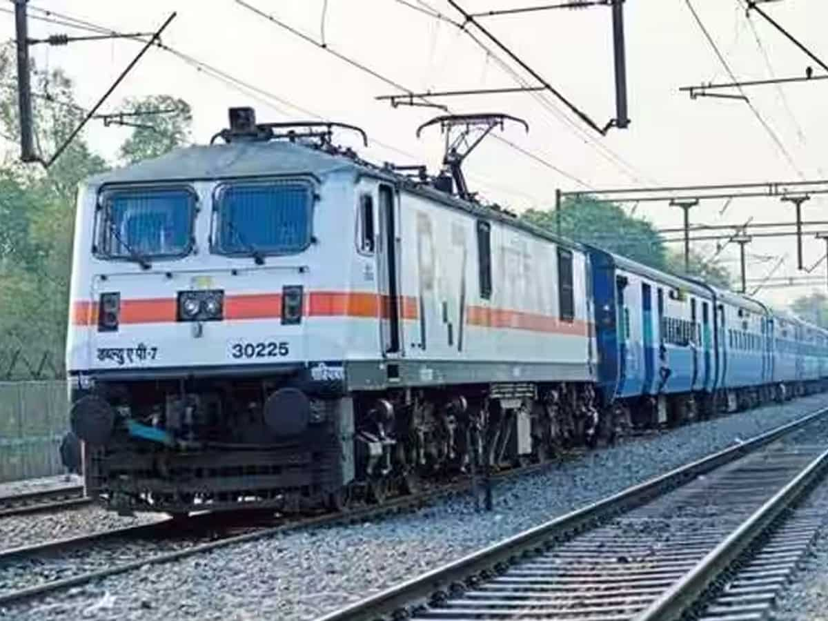 Train Cancellation: मूसलाधार बारिश के कारण रद्द हुई ये ट्रेनें, घर से निकलने से पहले चेक करें लिस्ट