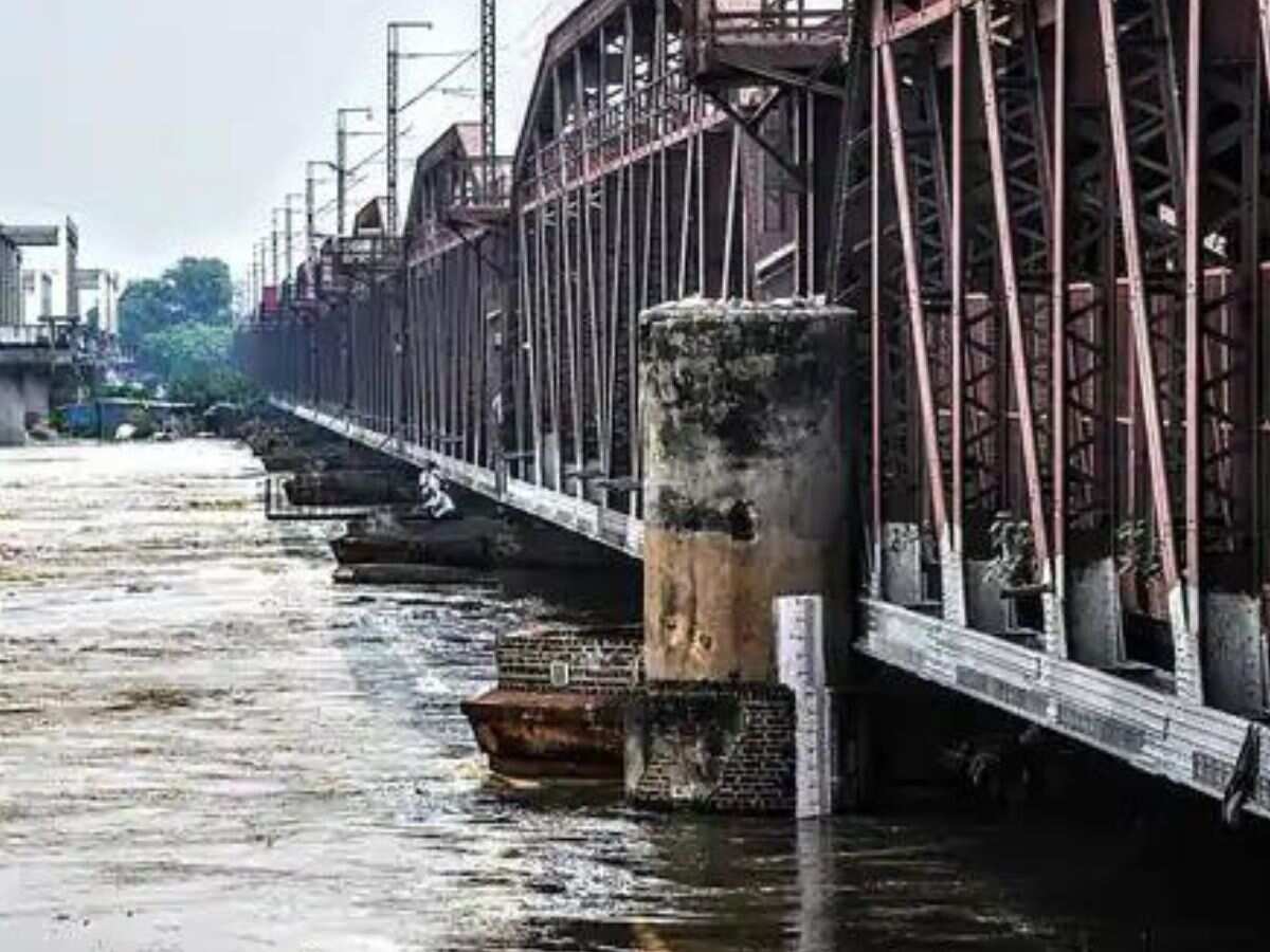 दिल्ली में खतरे के निशान से ऊपर यमुना, Old Railway Bridge को किया गया बंद, कई इलाकों में बाढ़ को लेकर जारी अलर्ट