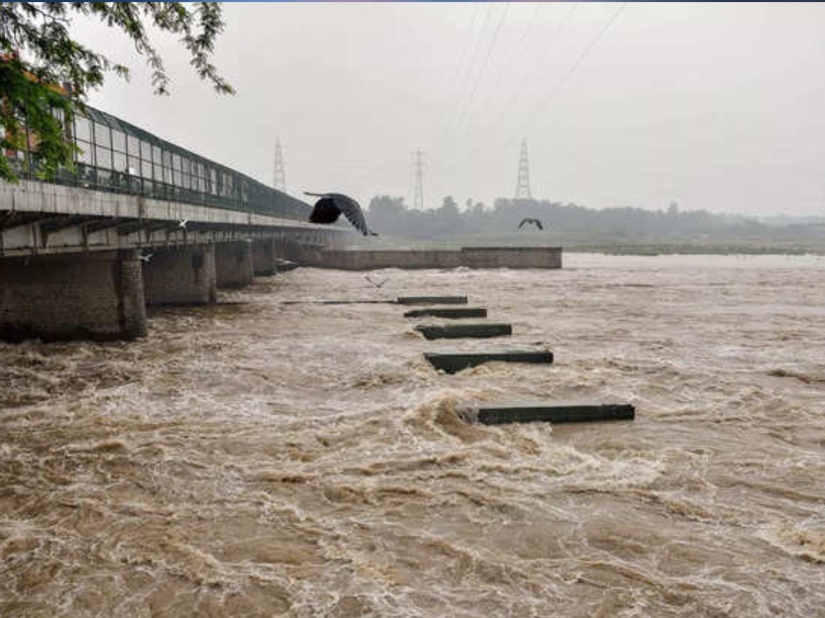 उफान पर यमुना, दिल्ली में टूटा 45 साल का रिकॉर्ड-Yamuna in spate, record of 45 years broken in Delhi