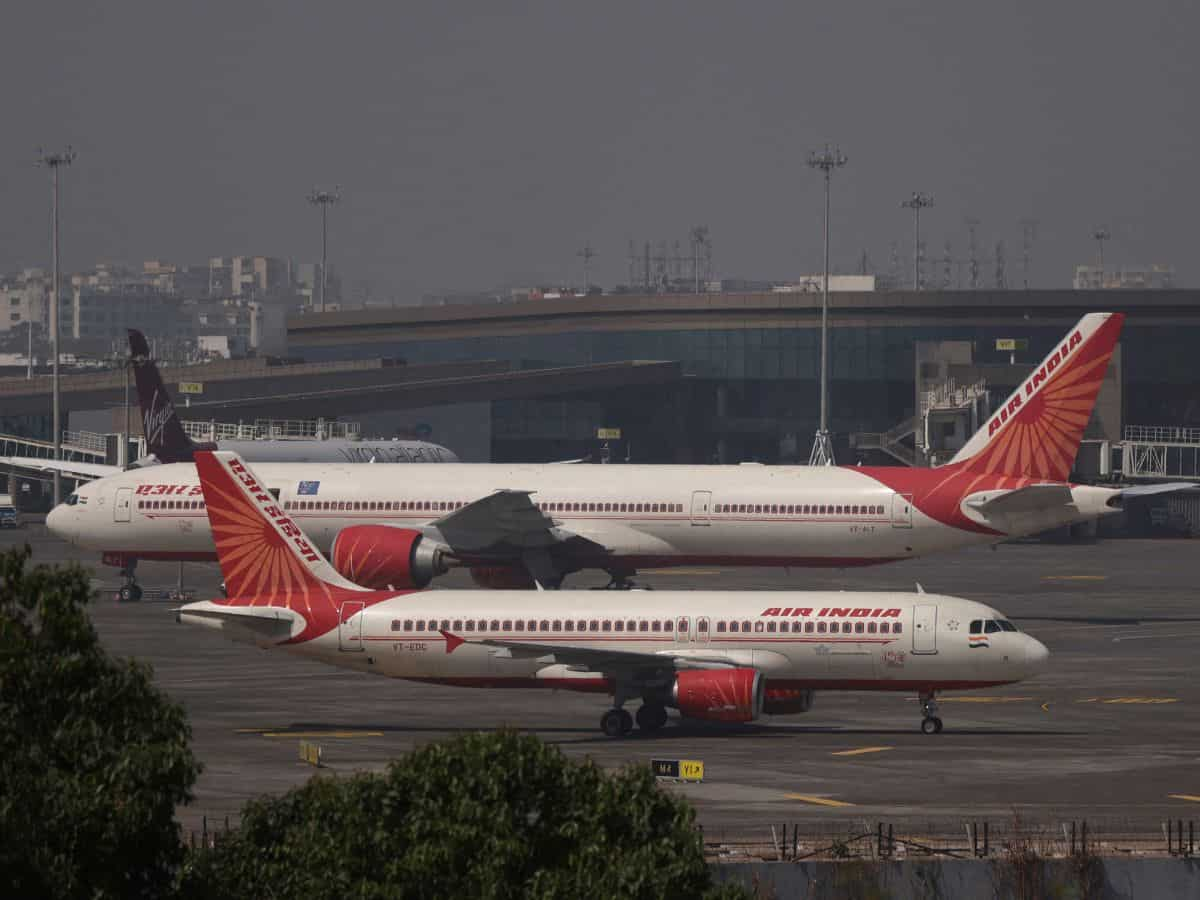 Air India के विमान में फिर बवाल, क्रू ने यात्री को सिगरेट पीने से रोका तो तोड़ा टॉयलेट का दरवाजा, स्टाफ को दी गाली