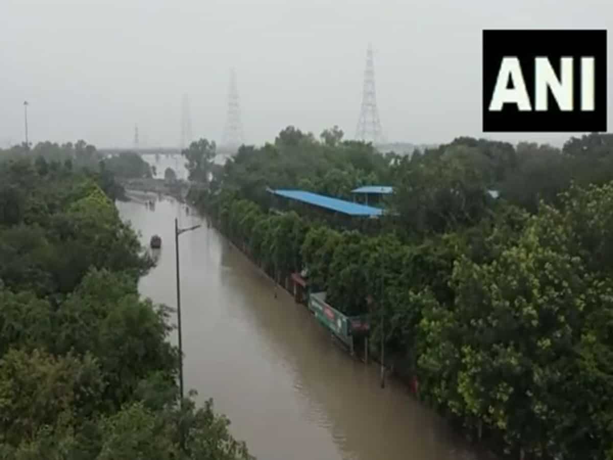 दिल्ली में बाढ़ जैसे हालात! यमुना का लेवल 208.46 मीटर के पार; बाहर निकलने से पहले देख लें कौन-सा रास्ता है बंद