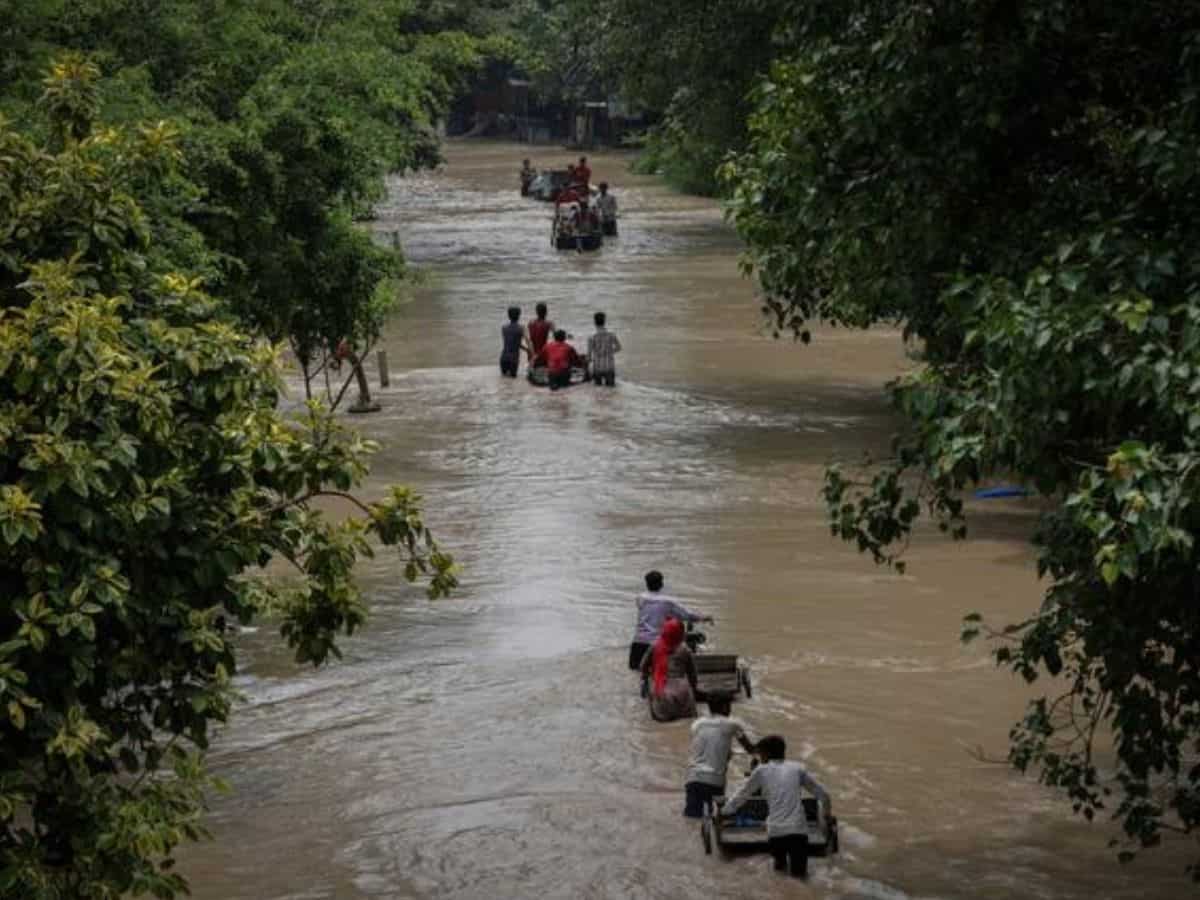 बाढ़ में डूबी दिल्ली की सड़कें, एक हफ्ते में करीब 400 ट्रेनें प्रभावित, CM Kejriwal ने की इन रास्तों से बचने की अपील
