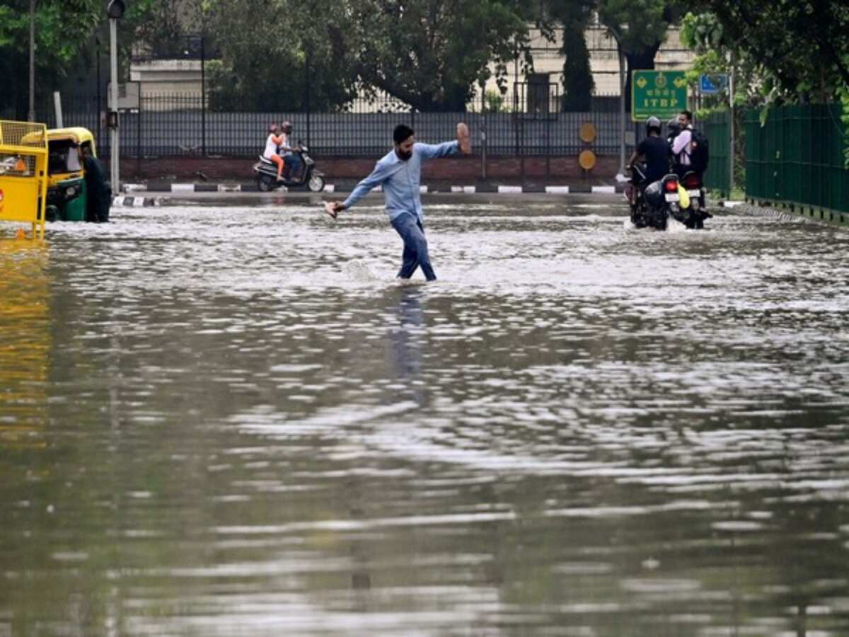 Delhi Flood: दिल्ली में बढ़ते पानी को देखते हुए Traffic Advisory जारी, इन रास्तों से जानें से बचे