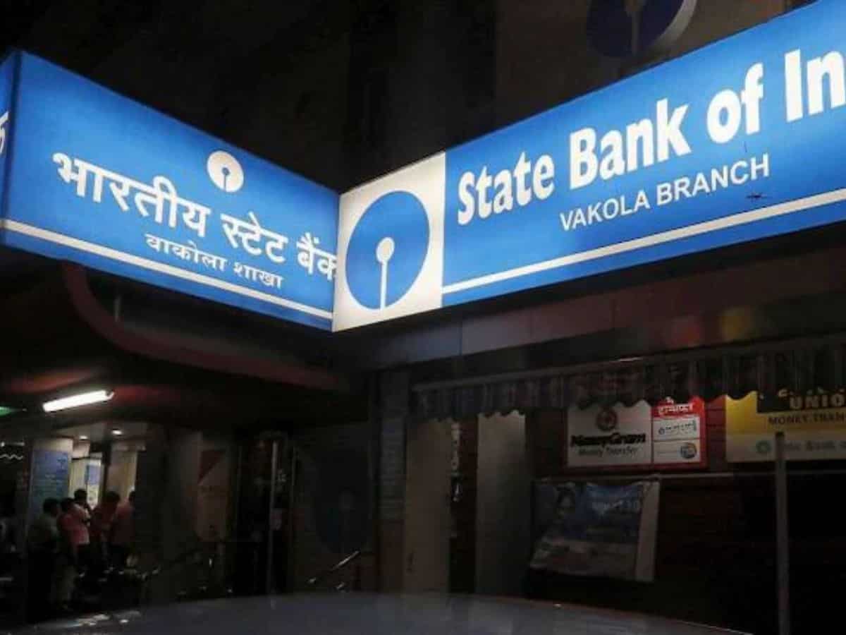 SBI MCLR Hike: सरकारी बैंक ने ग्राहकों को दिया झटका; लोन की EMI हो जाएगी और भारी, बढ़ गई ब्याज दर
