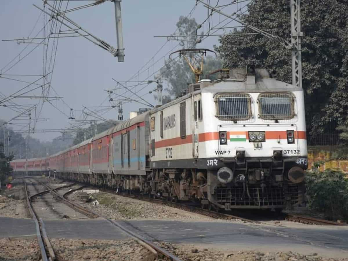 Train Cancellation List: बारिश के कारण दो दिन तक रद्द रहेंगी ये ट्रेनें, कई गाड़ियों के रूट्स डायवर्ट, चेक करें लिस्ट